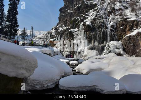 Drung, Cachemire, Inde. 15th févr. 2023. Les visiteurs explorent la chute d'eau gelée de Drung lors d'une journée d'hiver ensoleillée à Tangmarg, à environ 40kms de Srinagar, la capitale estivale de Jammu-et-Cachemire. (Credit image: © Saqib Majeed/SOPA Images via ZUMA Press Wire) USAGE ÉDITORIAL SEULEMENT! Non destiné À un usage commercial ! Banque D'Images