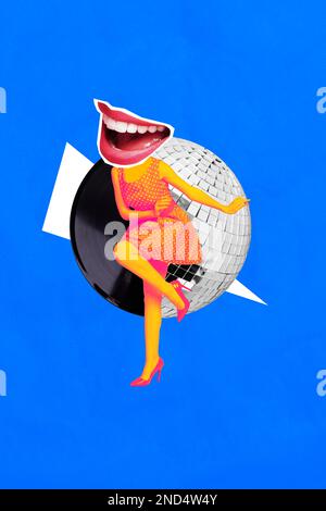 Image de collage vertical de mini-personne surjoyée dansant la bouche grand sourire au lieu de tête vinyle record disco boule isolée sur fond bleu Banque D'Images