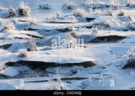 La glace s'est effondrée, le champ a été inondé puis gelé, l'eau s'est évacuée en laissant la glace suspendue qui s'est ensuite effondrée, dans le champ, les ruines de Cowdray, Sussex, Banque D'Images