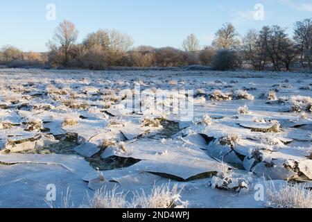 La glace s'est effondrée, le champ a été inondé puis gelé, l'eau s'est évacuée en laissant la glace suspendue qui s'est ensuite effondrée, dans le champ, les ruines de Cowdray, Sussex, Banque D'Images