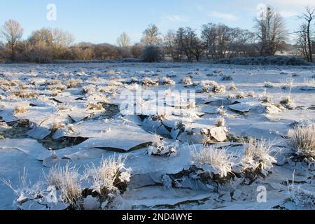 La glace s'est effondrée, le champ a été inondé puis gelé, l'eau s'est évacuée en laissant la glace suspendue qui s'est ensuite effondrée, dans le champ, les ruines de Cowdray, Sussex, Banque D'Images