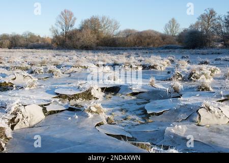 La glace s'est effondrée, le champ a été inondé puis gelé, l'eau s'est évacuée en laissant la glace suspendue qui s'est ensuite effondrée, dans le champ, les ruines de Cowdray, Sussex, Banque D'Images