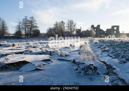 La glace s'est effondrée, le champ a été inondé puis gelé, l'eau s'est évacuée en laissant la glace suspendue qui s'est ensuite effondrée, dans le champ, les ruines de Cowdray, Sussex, Banque D'Images