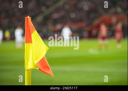 Drapeau au coin du terrain de football au stade pendant le match. Banque D'Images