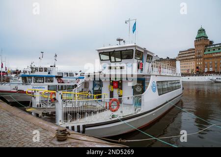 Stockholm, Suède. 23 janvier 2023. SL Commuter Ferry nommé Maria amarré à Nybroviken Banque D'Images