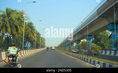 Accès et sortie de l'autoroute en béton ou de l'autoroute Asphalt. Banque D'Images