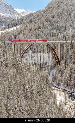 Arosa train sur le pont de Langwies dans un paysage de montagne d'hiver près de Arosa, Grisons, Suisse Banque D'Images