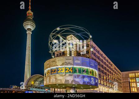 Alexanderplatz et Urania-horloge mondiale la nuit, Berlin, Allemagne Banque D'Images