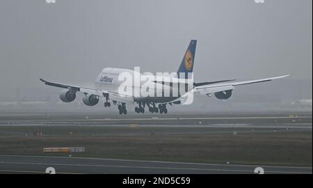 15 février 2023, Hesse, Francfort-sur-le-main : un Boeing 747-400 de Lufthansa atterrit cet après-midi à l'aéroport de Francfort. Une panne pendant les travaux de construction à Francfort a conduit au chaos des vols à Lufthansa. Des milliers de passagers ayant des correspondances via le hub de Francfort ont été affectés par des retards et des annulations de vols. Photo: Arne Dedert/dpa Banque D'Images