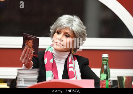 Vienne, Autriche, 15th février 2023. Séance Autograph avec la star de l'opéra 2023 Jane Fonda à Lugner City à Vienne Banque D'Images