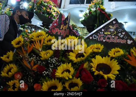 Non exclusif: 14 février 2023, Mexico, Mexique: Vendeurs offre des arrangements floraux et des ballons marchés extérieurs à l'occasion Valentine's D. Banque D'Images