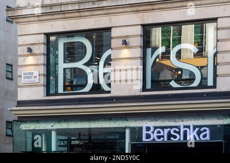 Londres, Royaume-Uni. 15 février 2023. Magasin Bershka sur Oxford Street. Une nouvelle étude réalisée par l'agent immobilier Knight Frank montre que les détaillants de certaines rues populaires du centre de Londres paieront environ 222m livres sterling de taux d'affaires au cours de l'exercice financier jusqu'au 2024 avril, soit une réduction de 30 %, en raison de la réévaluation des taux d'affaires en 2023, qui est entrée en vigueur par 1 avril. Oxford Street, Regent Street, Bond Street, Kensington High Street, King’s Road, Knightsbridge et Covent Garden en bénéficieront également à mesure que le gouvernement passera à des réévaluations triennales à partir de 2023. Credit: Stephen Chung / Alamy Live News Banque D'Images