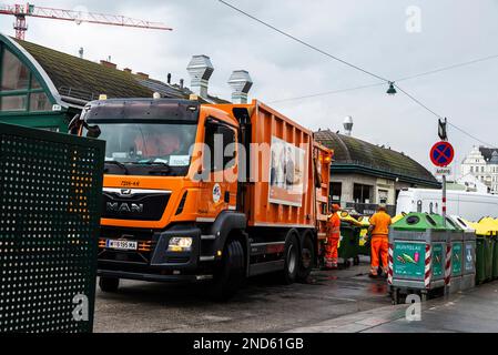 Vienne, Autriche - 14 octobre 2022 : nettoyage et camion à ordures de marque Homme à Naschmarkt, marché alimentaire de rue à Vienne, Autriche Banque D'Images