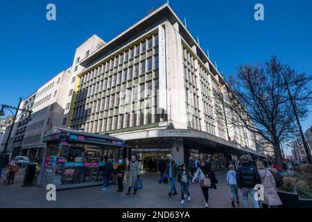 Londres, Royaume-Uni. 15 février 2023. John Lewis sur Oxford Street. Une nouvelle étude réalisée par l'agent immobilier Knight Frank montre que les détaillants de certaines rues populaires du centre de Londres paieront environ 222m livres sterling de taux d'affaires au cours de l'exercice financier jusqu'au 2024 avril, soit une réduction de 30 %, en raison de la réévaluation des taux d'affaires en 2023, qui est entrée en vigueur par 1 avril. Oxford Street, Regent Street, Bond Street, Kensington High Street, King’s Road, Knightsbridge et Covent Garden en bénéficieront également à mesure que le gouvernement passera à des réévaluations triennales à partir de 2023. Credit: Stephen Chung / Alamy Live News Banque D'Images