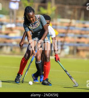 L'université de Strathmore Sharon Simiyu protège Blazers Maureen Okumu lors du championnat Africa Club for Cup (femmes) au City Park Stadium. Kenya. Banque D'Images