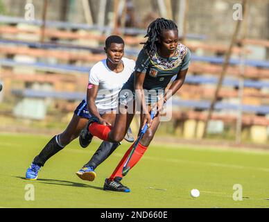 L'université de Strathmore Sharon Simiyu protège Blazers Maureen Okumu lors du championnat Africa Club for Cup (femmes) au City Park Stadium. Kenya. Banque D'Images