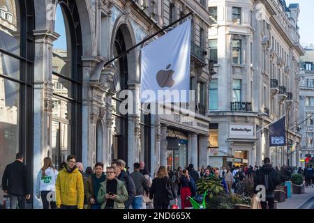 Londres, Royaume-Uni. 15 février 2023. Apple Store sur Regent Street. Une nouvelle étude réalisée par l'agent immobilier Knight Frank montre que les détaillants de certaines rues populaires du centre de Londres paieront environ 222m livres sterling de taux d'affaires au cours de l'exercice financier jusqu'au 2024 avril, soit une réduction de 30 %, en raison de la réévaluation des taux d'affaires en 2023, qui est entrée en vigueur par 1 avril. Oxford Street, Regent Street, Bond Street, Kensington High Street, King’s Road, Knightsbridge et Covent Garden en bénéficieront également à mesure que le gouvernement passera à des réévaluations triennales à partir de 2023. Credit: Stephen Chung / Alamy Live News Banque D'Images