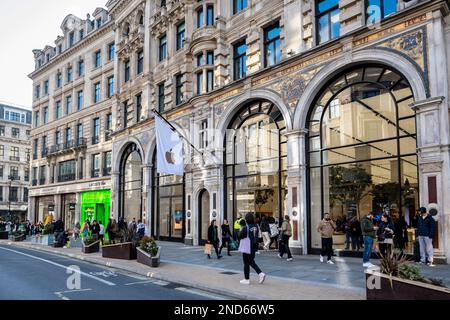 Londres, Royaume-Uni. 15 février 2023. Apple Store sur Regent Street. Une nouvelle étude réalisée par l'agent immobilier Knight Frank montre que les détaillants de certaines rues populaires du centre de Londres paieront environ 222m livres sterling de taux d'affaires au cours de l'exercice financier jusqu'au 2024 avril, soit une réduction de 30 %, en raison de la réévaluation des taux d'affaires en 2023, qui est entrée en vigueur par 1 avril. Oxford Street, Regent Street, Bond Street, Kensington High Street, King’s Road, Knightsbridge et Covent Garden en bénéficieront également à mesure que le gouvernement passera à des réévaluations triennales à partir de 2023. Credit: Stephen Chung / Alamy Live News Banque D'Images