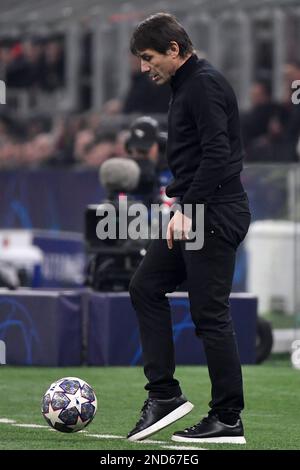 Antonio Conte entraîneur en chef de Tottenham Hotspur lance le ballon pendant le match de football de la Ligue des champions de l'UEFA entre l'AC Milan et Tottenham Hotspur at Banque D'Images