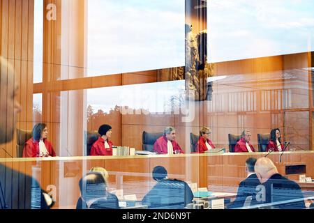 DÉPOSÉ - 20 décembre 2022, Bade-Wurtemberg, Karlsruhe : Le Premier Sénat de la Cour constitutionnelle fédérale , (l-r) Yvonne Ott, Gabriele Britz, Stephan Harbarth, Président du Sénat et Président de la Cour, Susanne Baer, Josef Christ et Ines Härtel, ouvrent l'audience sur l'analyse approfondie des données par la police (photographiée à travers un volet). La police veut dépister les criminels potentiels plus rapidement avec un nouveau logiciel d'analyse pour les grands ensembles de données. Les critiques craignent que le programme informatique ne devienne rapidement un poulpe de données et ne s'arrête même pas à des innocents. Afin d'atteindre strict gu Banque D'Images