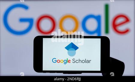 Dans cette illustration, le logo de Google Scholar est affiché sur un écran de téléphone mobile avec un logo Google en arrière-plan. Banque D'Images