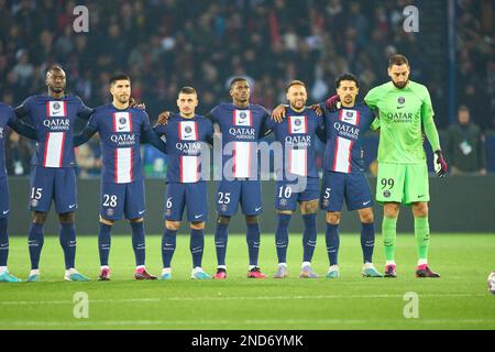 Memorial minute pour les victimes du tremblement de terre en Syrie et en Turquie Lionel Messi, PSG 30 Warren Zaïre-Emery, PSG 33 Achraf Hakimi, PSG 2 Sergio Ramos, PSG 4 Danilo Pereira, PSG 15 Carlos Soler, PSG 28 Marco VERRATTI, PSG 6 Nuno Mendes, PSG 25 NEYMAR Jr., PSG 10 MARHINOS, PSG 5 Gianluigi Donnarumma, gardien de but PSG 99 dans le huitième match de finale PARIS SG - FC BAYERN MUENCHEN 0-1 de football UEFA Champions League, match de la saison 2022/2023 à Paris, 14 février 2022. Achtelfinale, FCB, Munich, PSG © Peter Schatz / Alamy Live News Banque D'Images