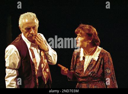 James Hazeldine (Joe Keller), Julie Walters (Kate Keller) dans TOUS MES FILS par Arthur Miller au Cottesloe Theatre, National Theatre (NT), Londres SE1 06/07/2000 conception: William Dudley éclairage: Mark Henderson directeur: Howard Davies Banque D'Images