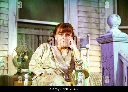 Julie Walters (Kate Keller) dans TOUS MES FILS par Arthur Miller au Cottesloe Theatre, National Theatre (NT), Londres SE1 06/07/2000 conception: William Dudley éclairage: Mark Henderson directeur: Howard Davies Banque D'Images