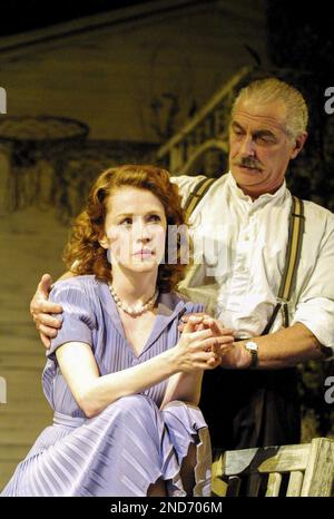 Madeleine Potter (Ann Deever), James Hazeldine (Joe Keller) dans TOUS MES FILS par Arthur Miller au Lyttelton Theatre, National Theatre (NT), Londres SE1 07/08/2001 conception: William Dudley éclairage: Mark Henderson réalisateur: Howard Davies Banque D'Images