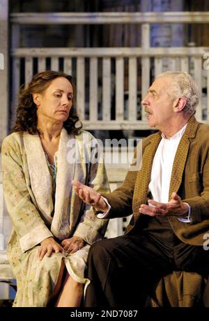 Laurie Metcalf (Kate Keller), James Hazeldine (Joe Keller) dans TOUS MES FILS par Arthur Miller au Lyttelton Theatre, National Theatre (NT), Londres SE1 07/08/2001 conception: William Dudley éclairage: Mark Henderson directeur: Howard Davies Banque D'Images