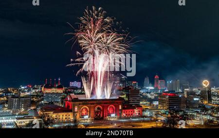 ÉTATS-UNIS. 13th févr. 2023. Les feux d'artifice explosent au-dessus du centre-ville de Kansas City après que les Kansas City Chiefs ont battu les Philadelphia Eagles le dimanche soir, le 12 février 2023, à Glendale, en Arizona, pour gagner leur deuxième Super Bowl en quatre ans. (Photo de Travis Heying/The Wichita Eagle/TNS/Sipa USA) crédit: SIPA USA/Alay Live News Banque D'Images