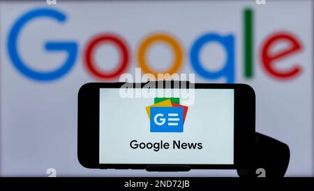 Inde. 15th févr. 2023. Dans cette illustration, le logo de Google News s'affiche sur l'écran d'un téléphone mobile avec un logo Google en arrière-plan. (Photo par Irrees Abbas/SOPA Images/Sipa USA) crédit: SIPA USA/Alay Live News Banque D'Images