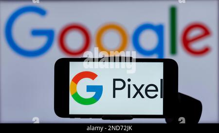 Inde. 15th févr. 2023. Dans cette illustration, le logo de Google Pixel apparaît sur l'écran d'un téléphone mobile avec un logo Google en arrière-plan. (Photo par Irrees Abbas/SOPA Images/Sipa USA) crédit: SIPA USA/Alay Live News Banque D'Images