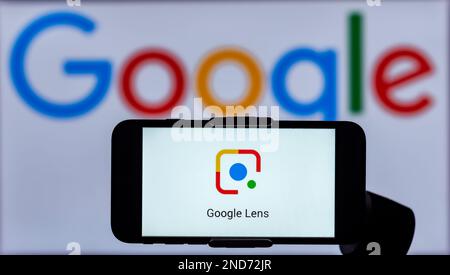 Inde. 15th févr. 2023. Dans cette illustration, le logo de Google Lens est affiché sur l'écran d'un téléphone mobile avec un logo Google en arrière-plan. (Photo par Irrees Abbas/SOPA Images/Sipa USA) crédit: SIPA USA/Alay Live News Banque D'Images