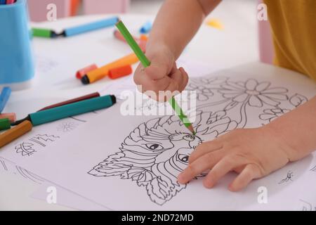 Dessin de couleur d'enfant à la table dans la chambre, gros plan Banque D'Images