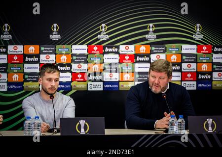 Andrew Hjulsager de Gent et Hein Vanhaezebrouck, entraîneur-chef de Gent, photographiés lors d'une conférence de presse de l'équipe belge de football KAA Gent, le mercredi 15 février 2023 à Bakou, en Azerbaïdjan. Gent prépare le match de demain contre le Qarabag FK azerbaïdjanais lors de la première partie du tour de 16 de la compétition de l'UEFA Europa Conference League. BELGA PHOTO JASPER JACOBS Banque D'Images