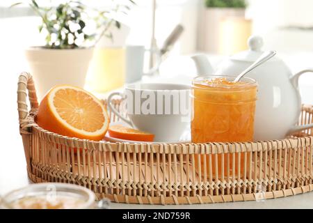 Délicieux marmelade d'orange servie avec du thé pour le petit déjeuner dans le plateau Banque D'Images