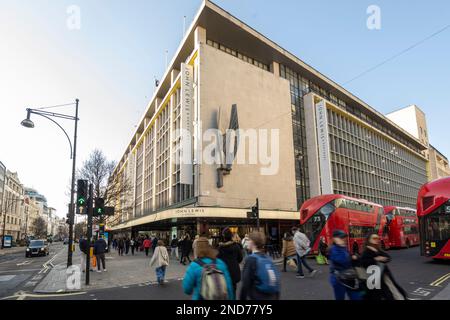 Londres, Royaume-Uni. 15 février 2023. John Lewis sur Oxford Street. Une nouvelle étude réalisée par l'agent immobilier Knight Frank montre que les détaillants de certaines rues populaires du centre de Londres paieront environ 222m livres sterling de taux d'affaires au cours de l'exercice financier jusqu'au 2024 avril, soit une réduction de 30 %, en raison de la réévaluation des taux d'affaires en 2023, qui est entrée en vigueur par 1 avril. Oxford Street, Regent Street, Bond Street, Kensington High Street, King’s Road, Knightsbridge et Covent Garden en bénéficieront également à mesure que le gouvernement passera à des réévaluations triennales à partir de 2023. Credit: Stephen Chung / Alamy Live News Banque D'Images