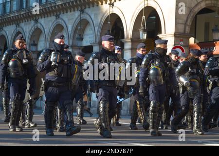 Groupe de la police nationale française du CRS marchant à Riot Gear avec des casques lors des grèves civiles et des manifestations contre l'augmentation de l'âge de la retraite Paris Banque D'Images