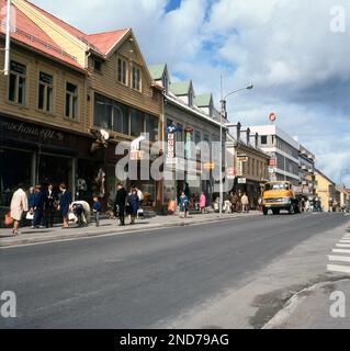 1960s, historique, scène de rue de cette époque de Tromso, Norvège, montrant une grande rue avec des magasins et des gens. Banque D'Images