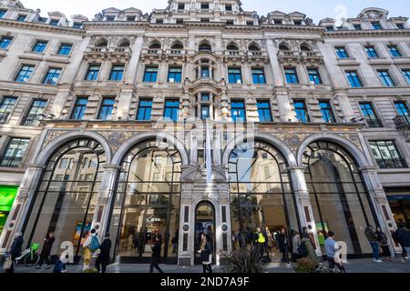 Londres, Royaume-Uni. 15 février 2023. Apple Store sur Regent Street. Une nouvelle étude réalisée par l'agent immobilier Knight Frank montre que les détaillants de certaines rues populaires du centre de Londres paieront environ 222m livres sterling de taux d'affaires au cours de l'exercice financier jusqu'au 2024 avril, soit une réduction de 30 %, en raison de la réévaluation des taux d'affaires en 2023, qui est entrée en vigueur par 1 avril. Oxford Street, Regent Street, Bond Street, Kensington High Street, King’s Road, Knightsbridge et Covent Garden en bénéficieront également à mesure que le gouvernement passera à des réévaluations triennales à partir de 2023. Credit: Stephen Chung / Alamy Live News Banque D'Images