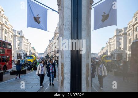 Londres, Royaume-Uni. 15 février 2023. Apple Store sur Regent Street. Une nouvelle étude réalisée par l'agent immobilier Knight Frank montre que les détaillants de certaines rues populaires du centre de Londres paieront environ 222m livres sterling de taux d'affaires au cours de l'exercice financier jusqu'au 2024 avril, soit une réduction de 30 %, en raison de la réévaluation des taux d'affaires en 2023, qui est entrée en vigueur par 1 avril. Oxford Street, Regent Street, Bond Street, Kensington High Street, King’s Road, Knightsbridge et Covent Garden en bénéficieront également à mesure que le gouvernement passera à des réévaluations triennales à partir de 2023. Credit: Stephen Chung / Alamy Live News Banque D'Images