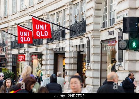 Londres, Royaume-Uni. 15 février 2023. Magasin Uniqlo sur Regent Street. Une nouvelle étude réalisée par l'agent immobilier Knight Frank montre que les détaillants de certaines rues populaires du centre de Londres paieront environ 222m livres sterling de taux d'affaires au cours de l'exercice financier jusqu'au 2024 avril, soit une réduction de 30 %, en raison de la réévaluation des taux d'affaires en 2023, qui est entrée en vigueur par 1 avril. Oxford Street, Regent Street, Bond Street, Kensington High Street, King’s Road, Knightsbridge et Covent Garden en bénéficieront également à mesure que le gouvernement passera à des réévaluations triennales à partir de 2023. Credit: Stephen Chung / Alamy Live News Banque D'Images