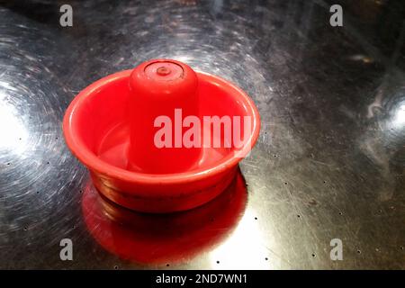 Gros plan sur un attaquant de hockey Air. Banque D'Images