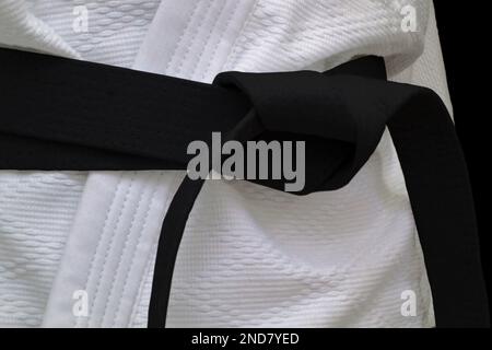 Gros plan sur une ceinture noire attachée autour d'un kimono. Banque D'Images