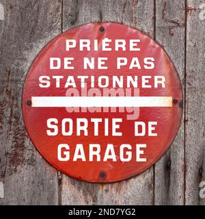 Panneau d'interdiction de circulation couramment utilisé en France pour interdire aux personnes de garer leur voiture devant une sortie de garage privée. Banque D'Images