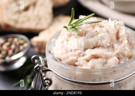 Délicieux tartiner au romarin dans un bol, gros plan Banque D'Images