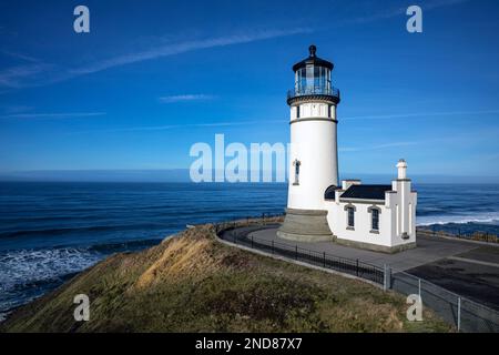 WA23009-00...WASHINGTON - Phare de North Head surplombant l'océan Pacifique depuis le parc national de Cape Disceptions. Banque D'Images