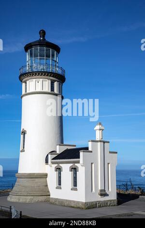 WA23014-00...WASHINGTON - Phare de North Head surplombant l'océan Pacifique depuis le parc national de Cape Disceptions. Banque D'Images