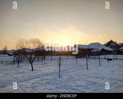 Coucher de soleil d'hiver dans le comté de Maramures, Roumanie Banque D'Images